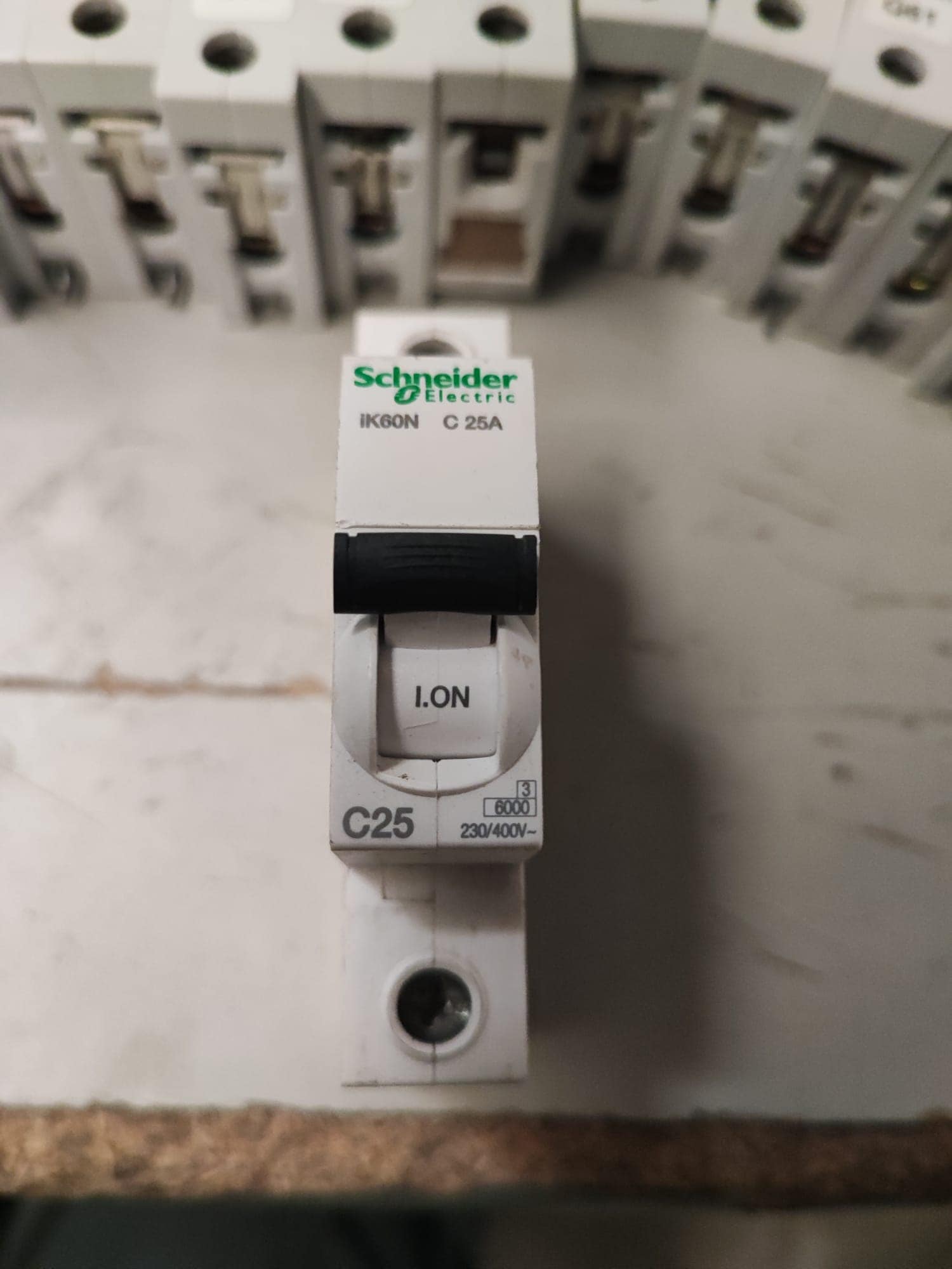 Scneider 6 10 16 25 32 40 63 80 100 A uni